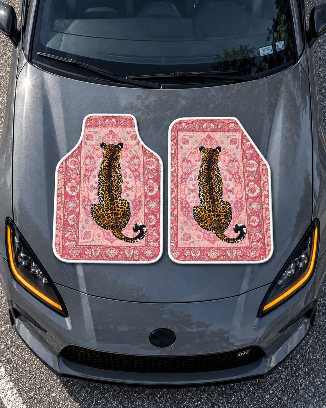 Pembe Saray Leoparı — tepeden gri GR86 kaputu — son kalıp, beyaz overlok