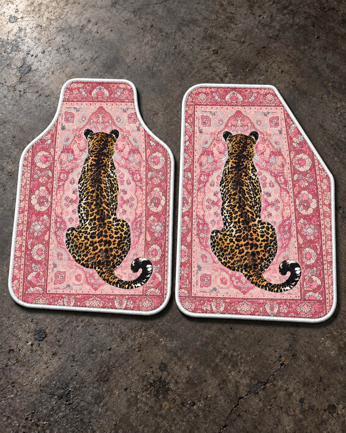 Pembe Saray Leoparı — beton zeminde ön paspaslar — son kalıp, beyaz overlok