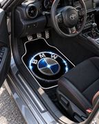 BMW Gece Parıltısı — sol sürücü kapısından araç içi — son kalıp, beyaz overlok