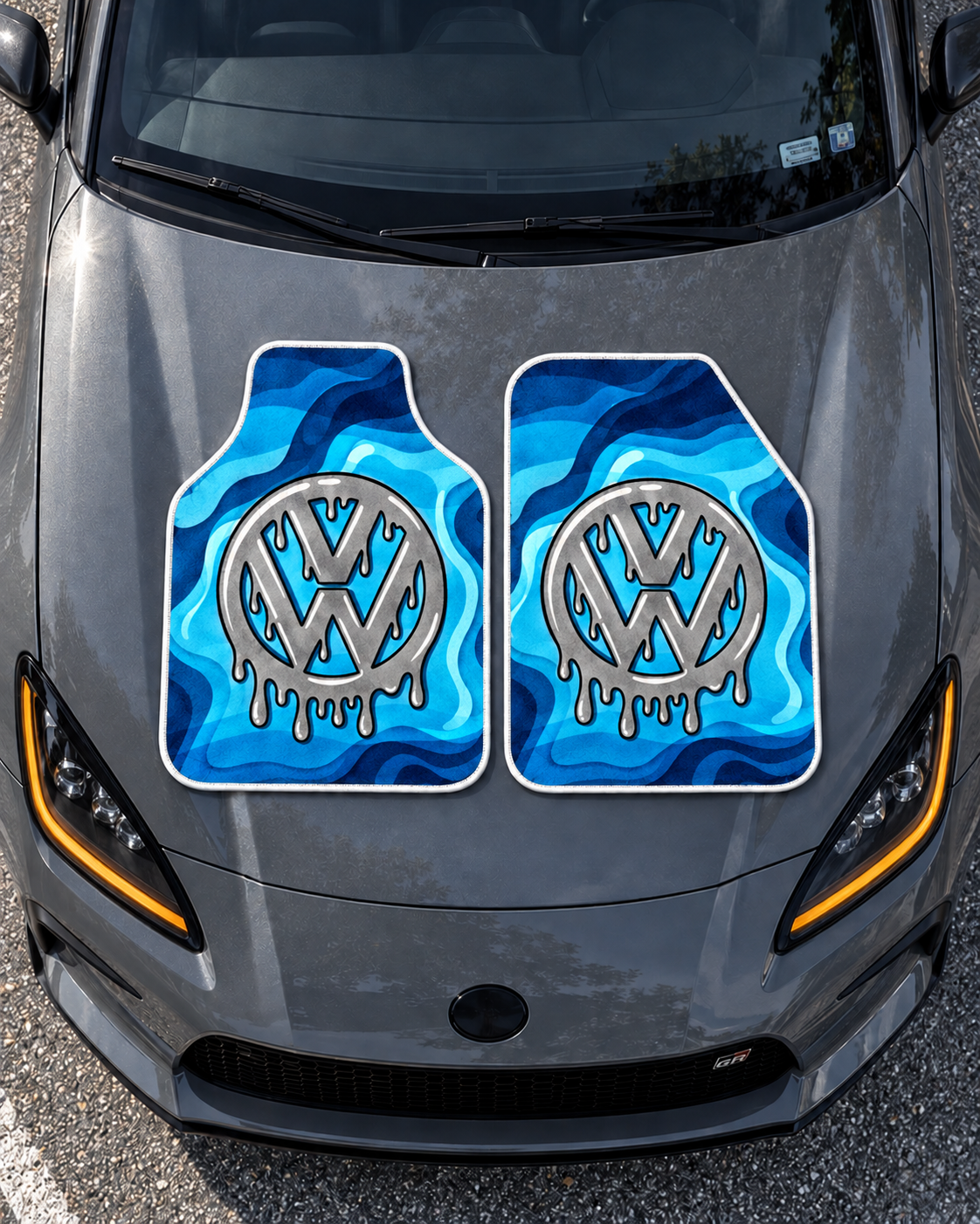 Volkswagen Mavi Akış — tepeden gri GR86 kaputu — son kalıp, beyaz overlok