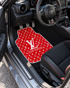 LV Kırmızı Monogram — sol sürücü kapısından araç içi — son kalıp, beyaz overlok