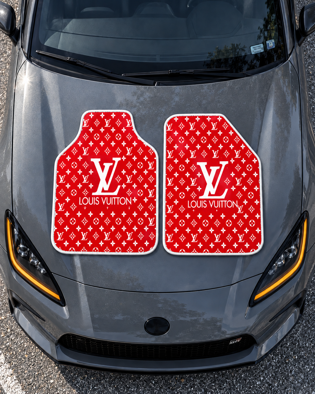 LV Kırmızı Monogram — tepeden gri GR86 kaputu — son kalıp, beyaz overlok