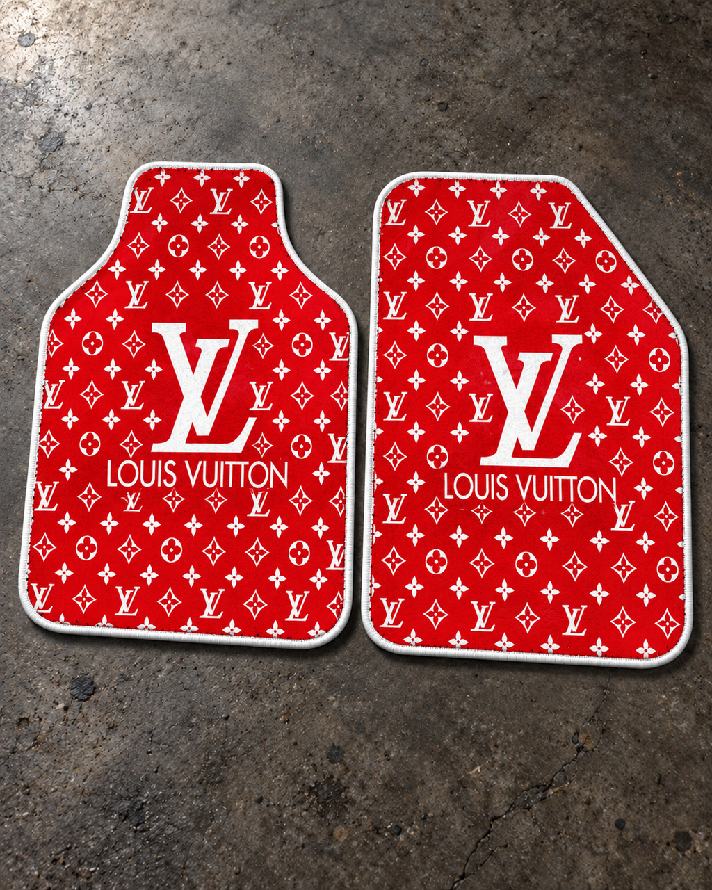 LV Kırmızı Monogram — beton zeminde ön paspaslar — son kalıp, beyaz overlok