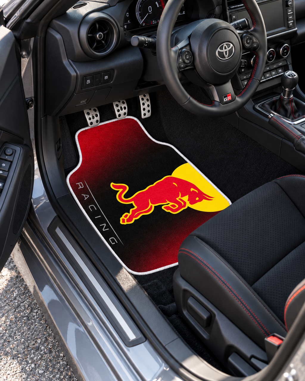 Red Bull Kızıl Boğa — sol sürücü kapısından araç içi — son kalıp, beyaz overlok