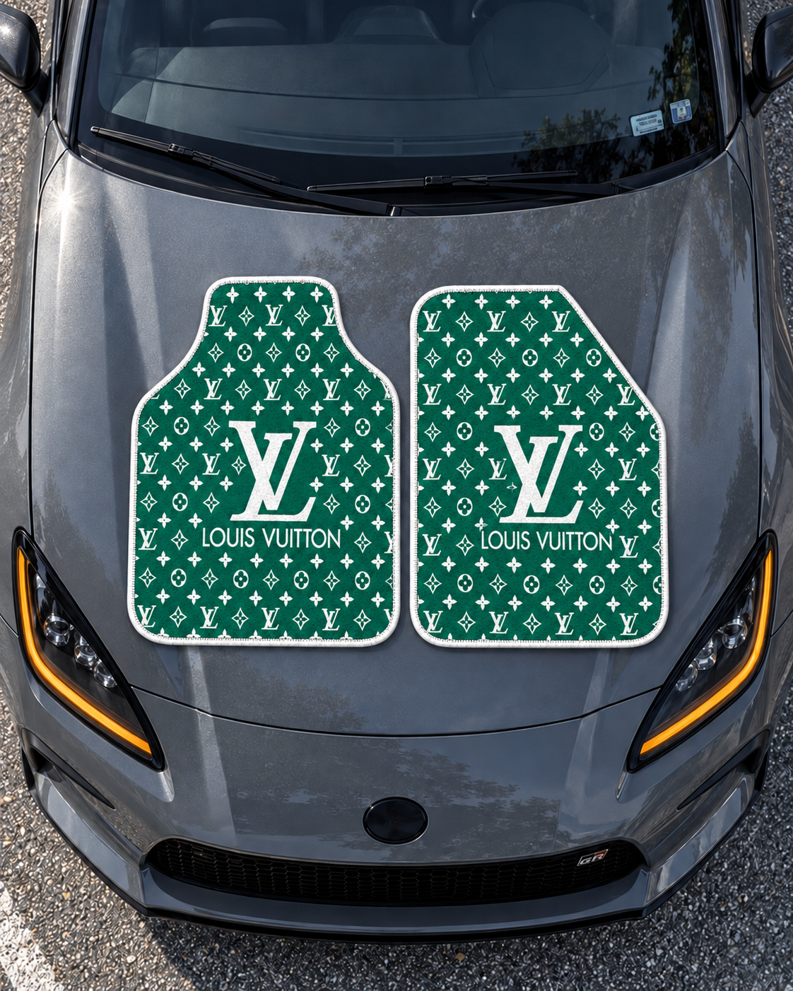 LV Yeşil Monogram — tepeden gri GR86 kaputu — son kalıp, beyaz overlok
