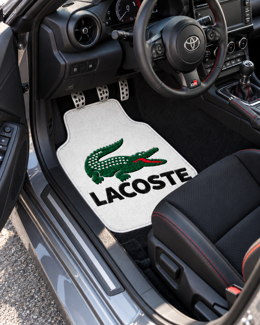 Lacoste Beyaz İmza — sol sürücü kapısından araç içi — son kalıp