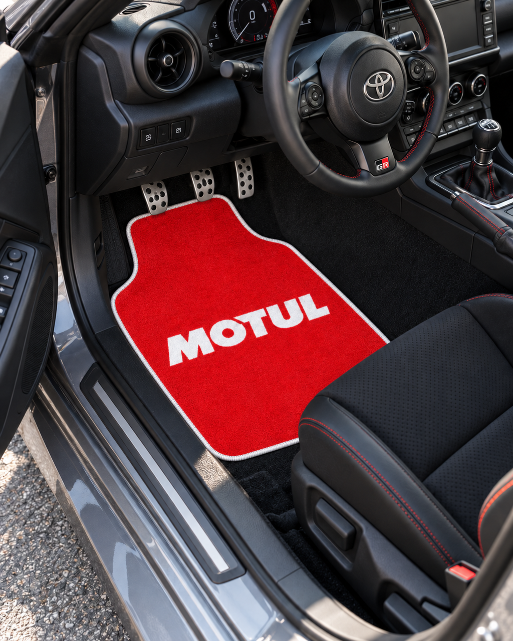 Motul Kırmızı — sol sürücü kapısından araç içi — son kalıp, beyaz overlok