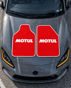 Motul Kırmızı — tepeden gri GR86 kaputu — son kalıp, beyaz overlok
