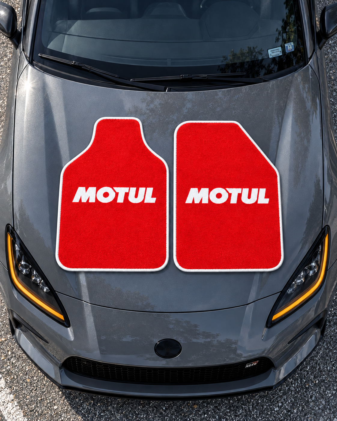 Motul Kırmızı — tepeden gri GR86 kaputu — son kalıp, beyaz overlok
