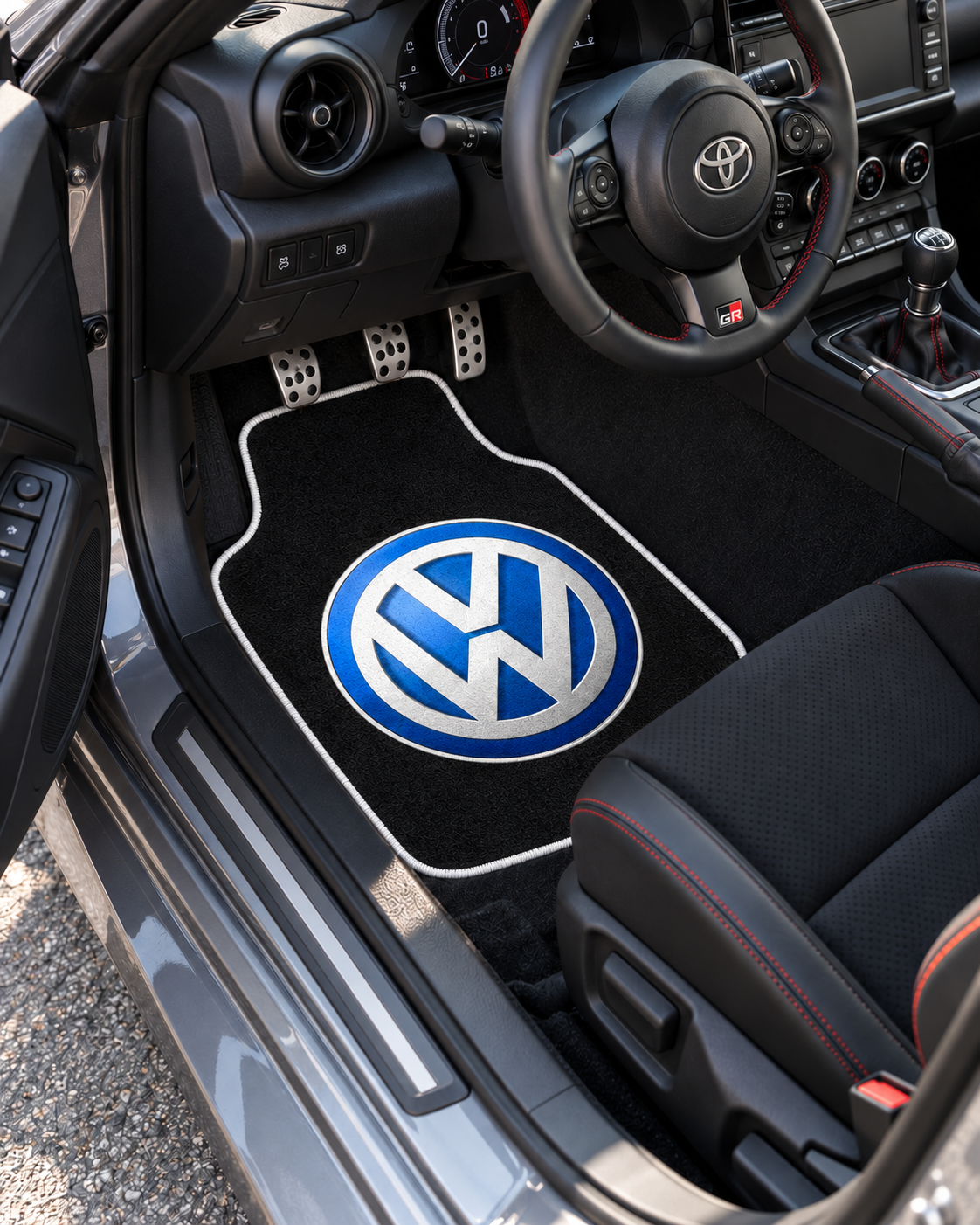 Volkswagen Gece Amblemi — sol sürücü kapısından araç içi — son kalıp, beyaz overlok
