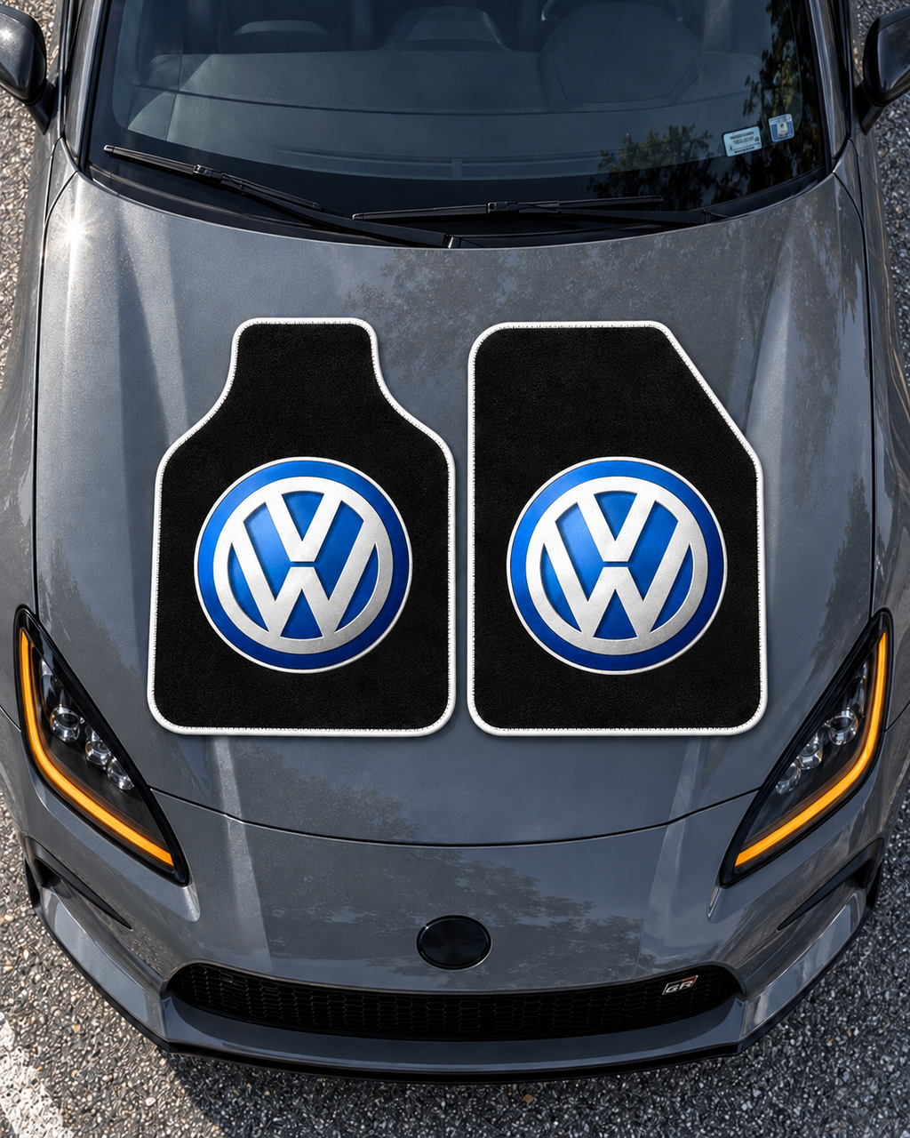 Volkswagen Gece Amblemi — tepeden gri GR86 kaputu — son kalıp
