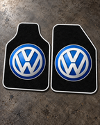 Volkswagen Gece Amblemi — beton zeminde ön paspaslar — son kalıp