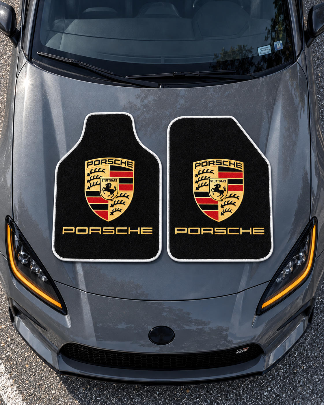 Porsche Gece Amblemi — tepeden gri GR86 kaputu — son kalıp