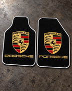 Porsche Gece Amblemi — beton zeminde ön paspaslar — son kalıp