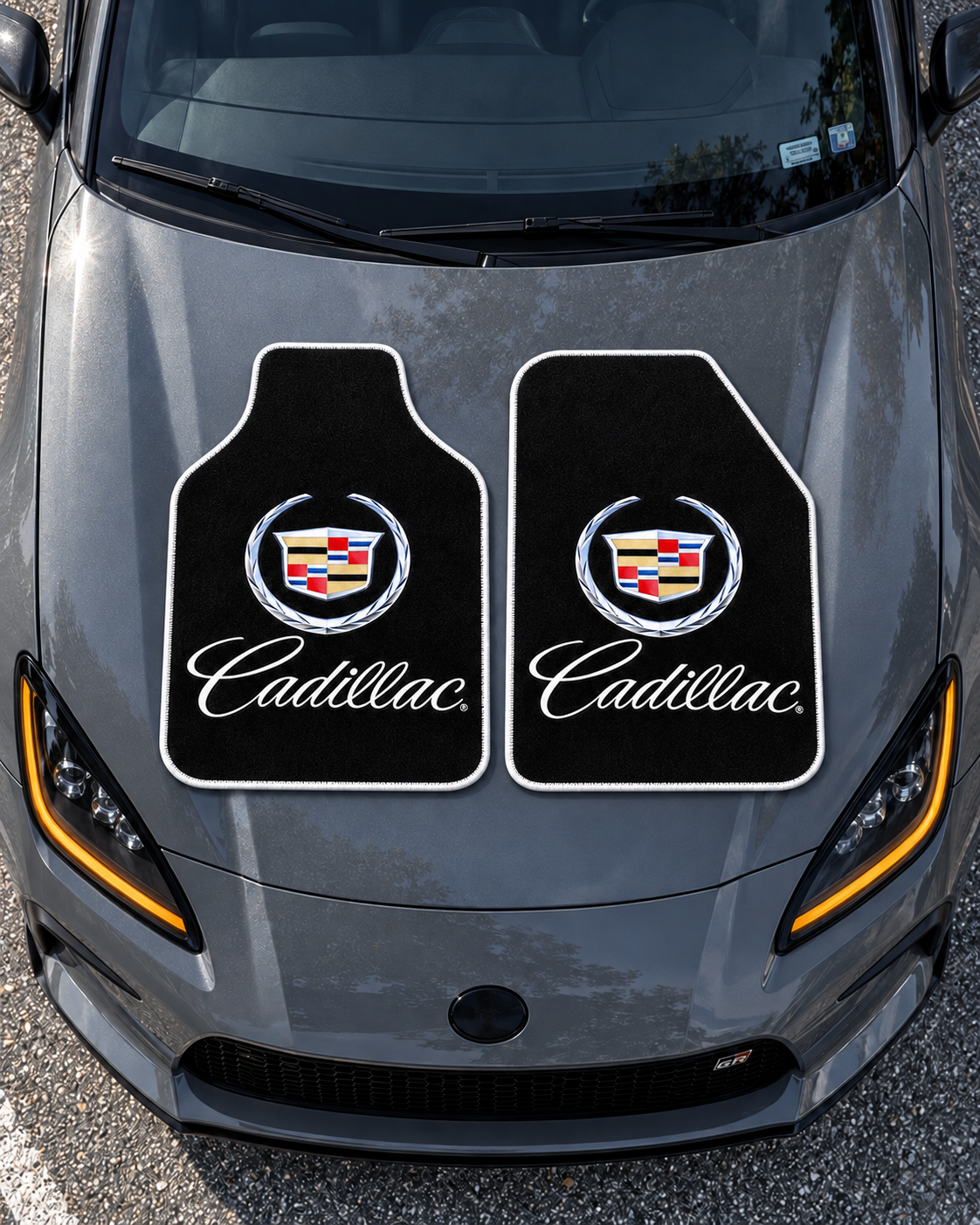 Cadillac Gece Amblemi — tepeden gri GR86 kaputu — son kalıp