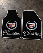 Cadillac Gece Amblemi — beton zeminde ön paspaslar — son kalıp