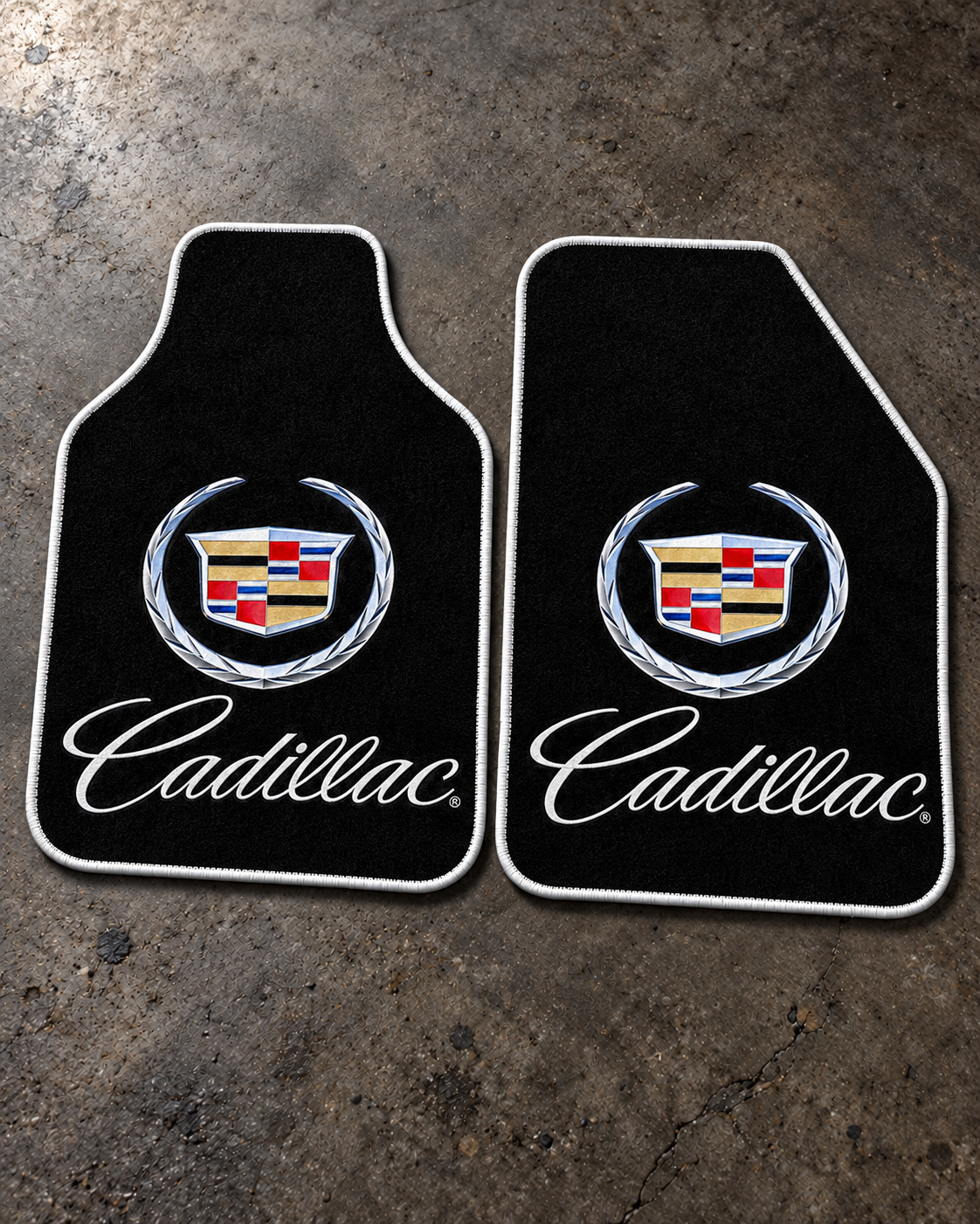 Cadillac Gece Amblemi — beton zeminde ön paspaslar — son kalıp