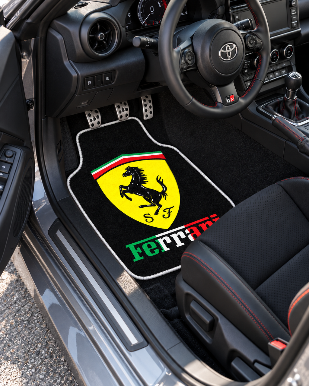 Ferrari Gece Amblemi — sol sürücü kapısından araç içi — son kalıp