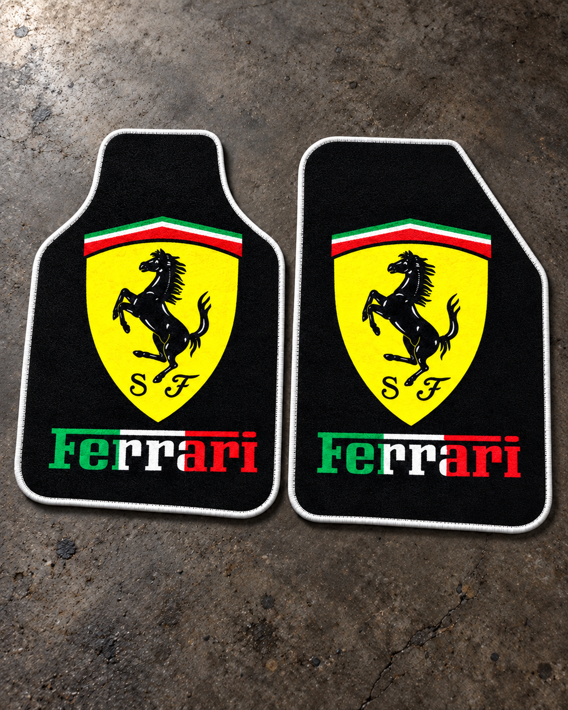 Ferrari Gece Amblemi — beton zeminde ön paspaslar — son kalıp, beyaz overlok