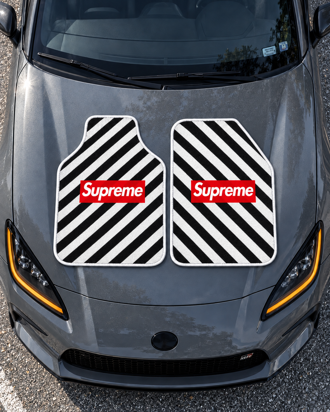 Supreme Çapraz Şerit — tepeden gri GR86 kaputu — son kalıp, beyaz overlok