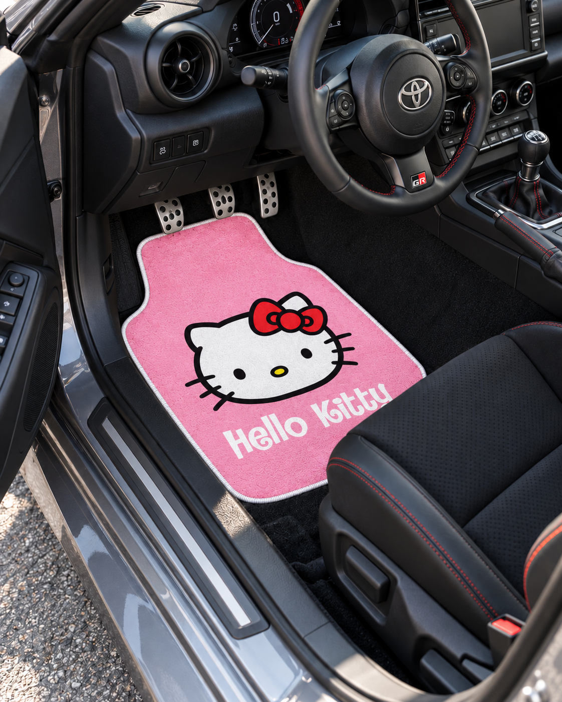 Hello Kitty Pembe — sol sürücü kapısından araç içi — son kalıp, beyaz overlok