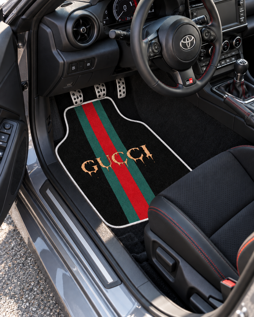 Gucci Gece Şerit — sol sürücü kapısından araç içi — son kalıp, beyaz overlok