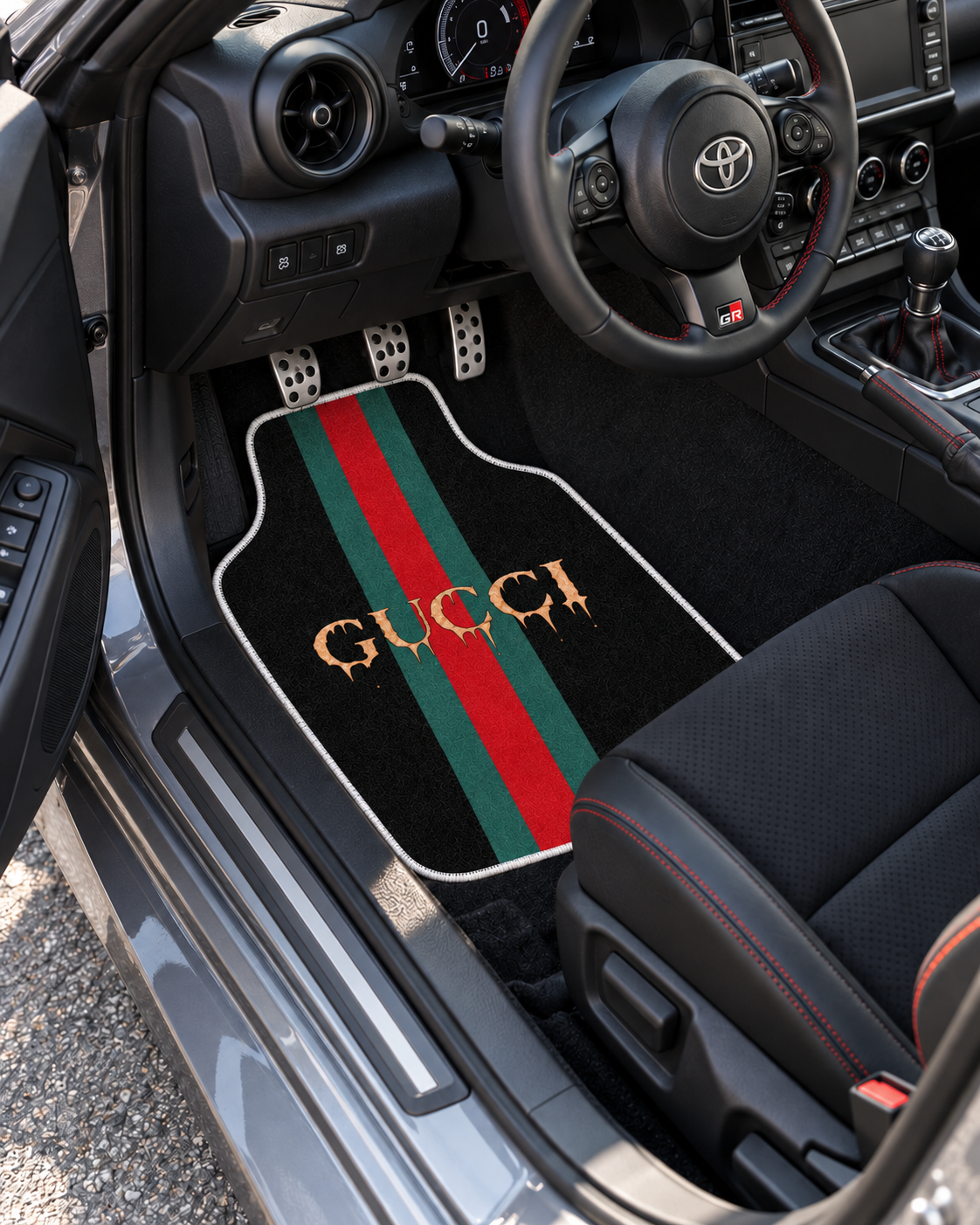 Gucci Gece Şerit — sol sürücü kapısından araç içi — son kalıp, beyaz overlok