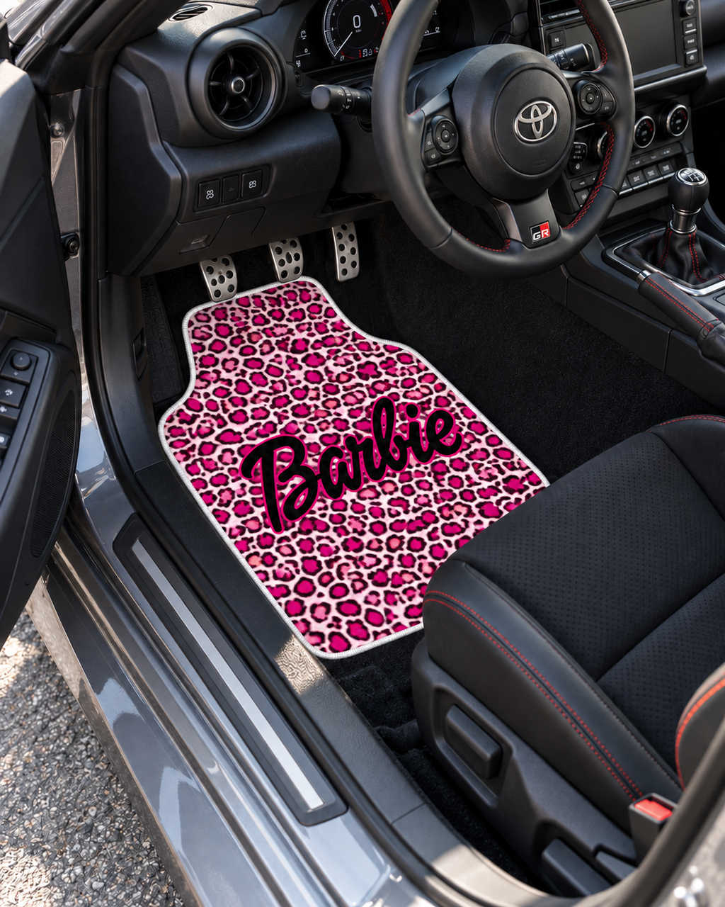 Barbie Pembe Leopar — sol sürücü kapısından araç içi — son kalıp, beyaz overlok