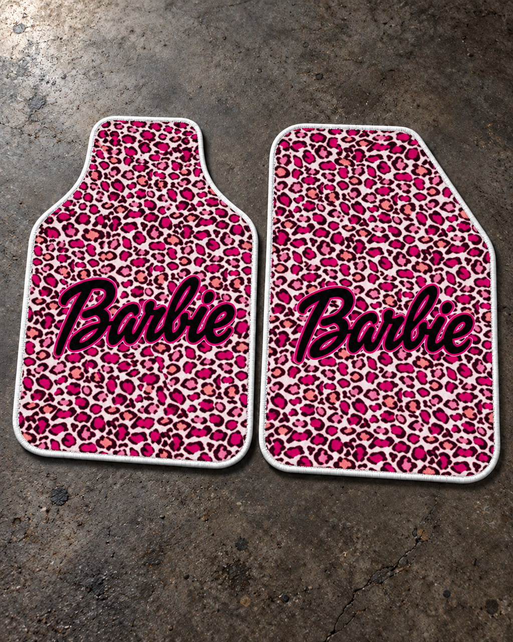 Barbie Pembe Leopar — beton zeminde ön paspaslar — son kalıp, beyaz overlok