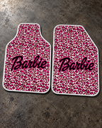 Barbie Pembe Leopar — beton zeminde ön paspaslar — son kalıp, beyaz overlok