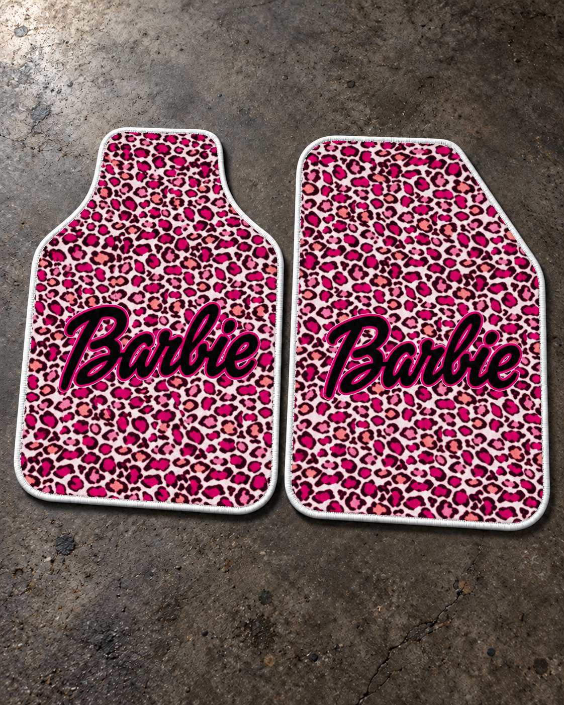 Barbie Pembe Leopar — beton zeminde ön paspaslar — son kalıp, beyaz overlok