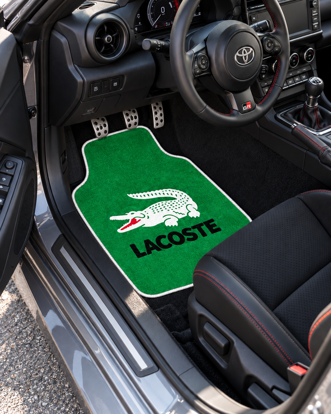Lacoste Yeşil İmza — sol sürücü kapısından araç içi — son kalıp, beyaz overlok