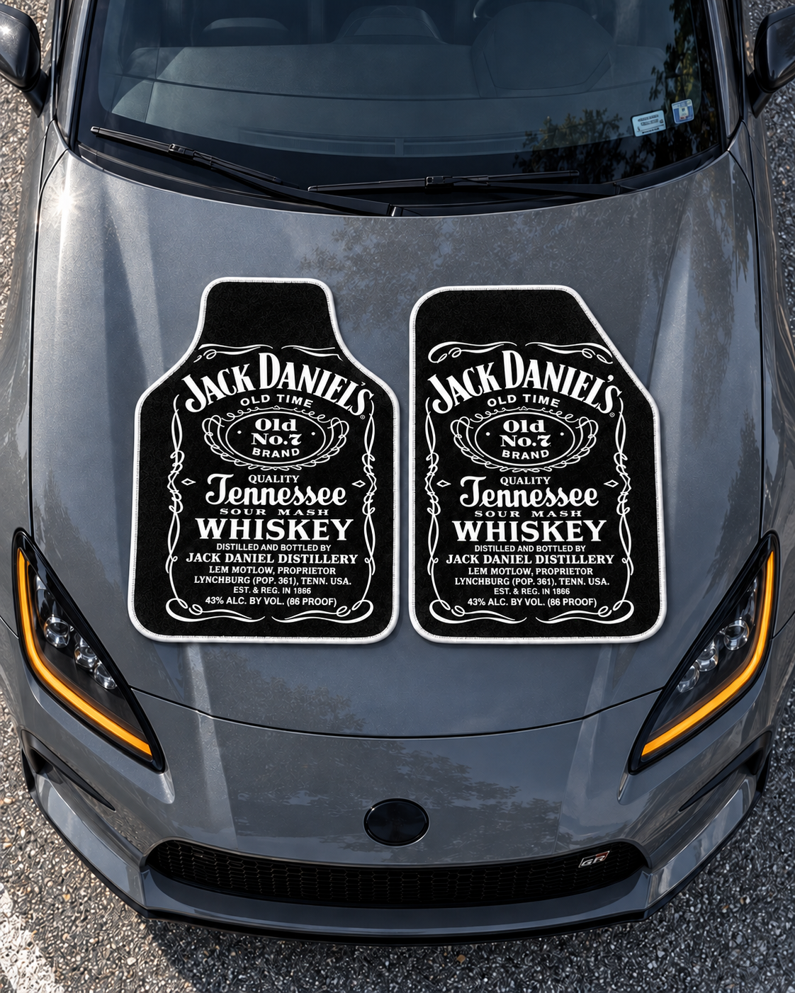 Jack Daniels Gece Etiketi — tepeden gri GR86 kaputu — son kalıp, beyaz overlok