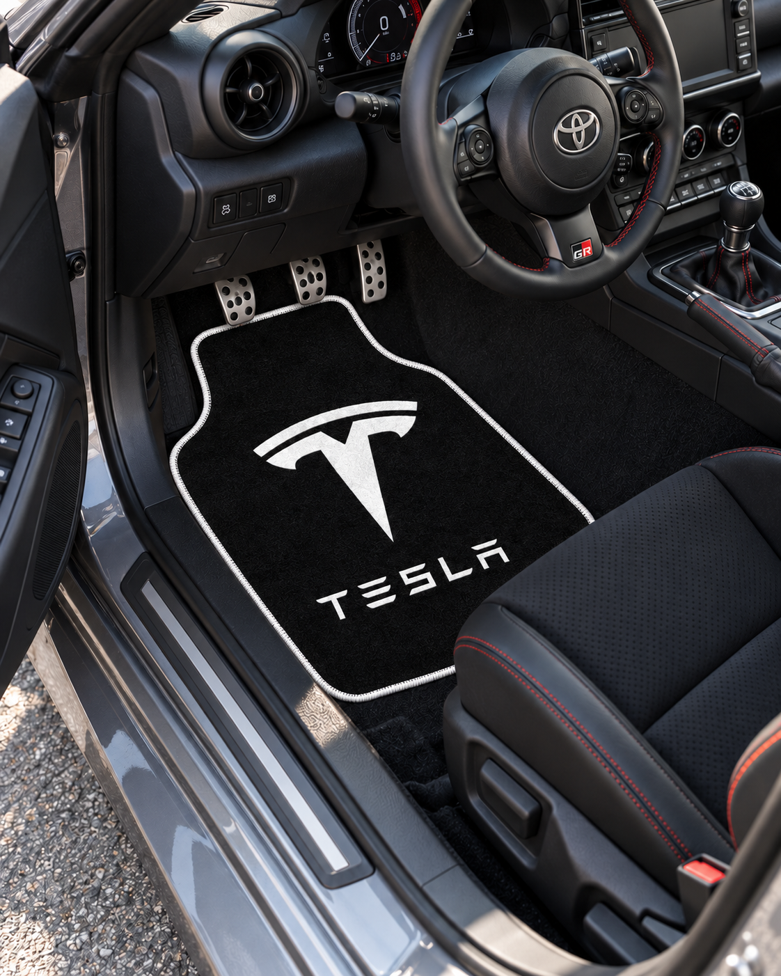 Tesla Gece Amblemi — sol sürücü kapısından araç içi — son kalıp, beyaz overlok