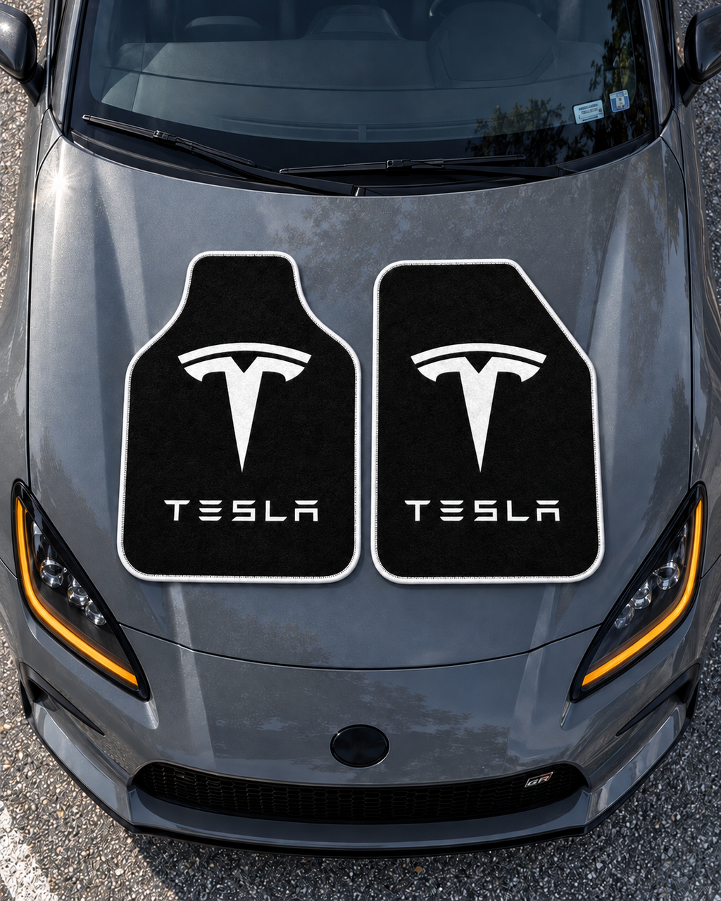 Tesla Gece Amblemi — tepeden gri GR86 kaputu — son kalıp