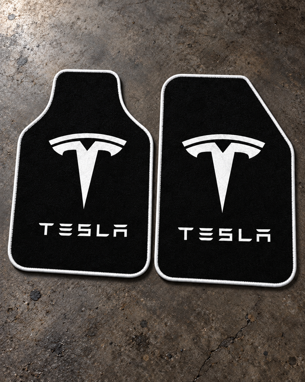 Tesla Gece Amblemi — beton zeminde ön paspaslar — son kalıp