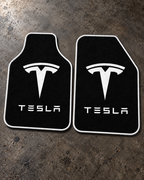 Tesla Gece Amblemi — beton zeminde ön paspaslar — son kalıp