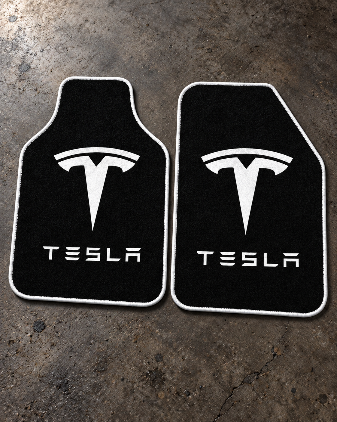 Tesla Gece Amblemi — beton zeminde ön paspaslar — son kalıp, beyaz overlok