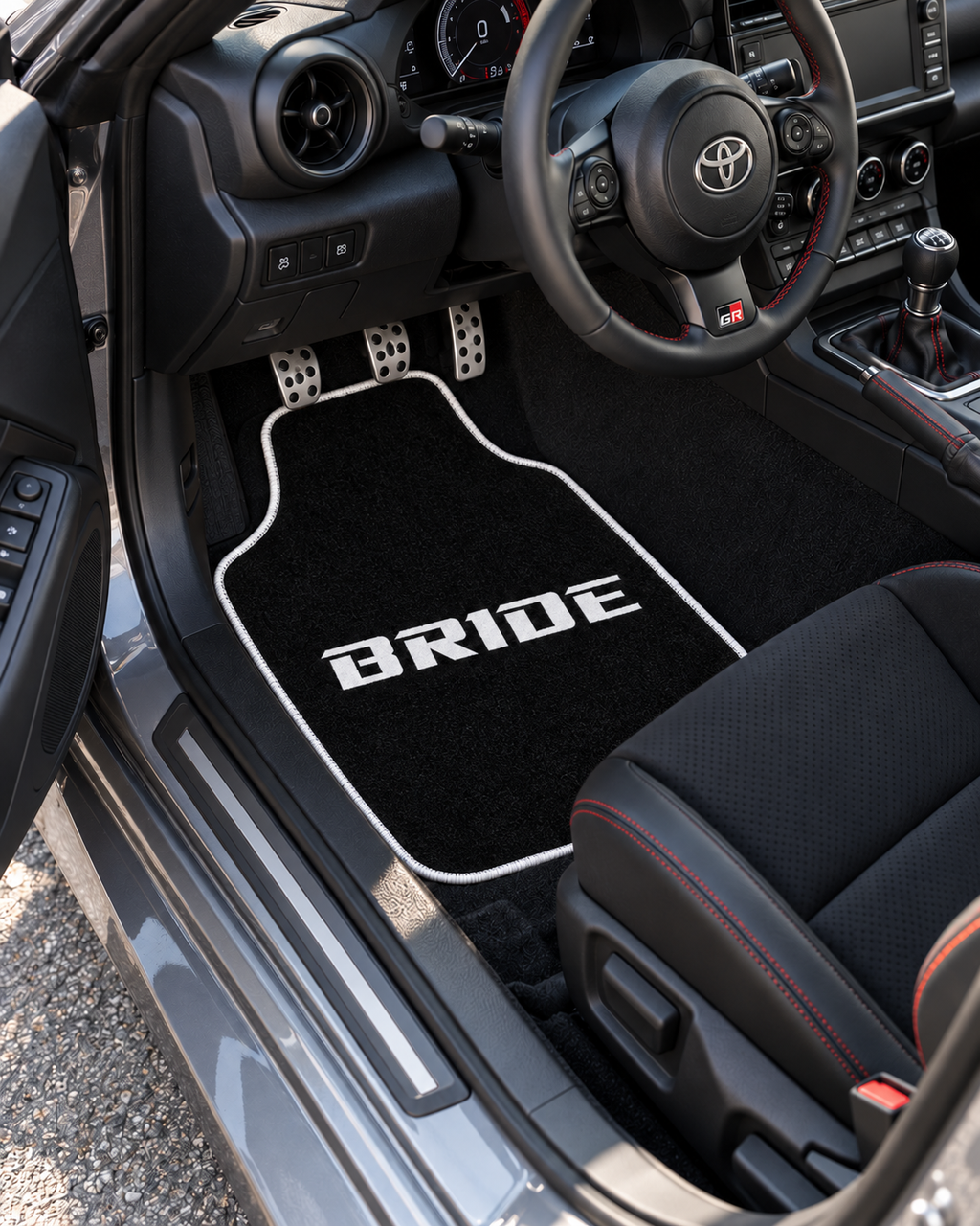 Bride Gece İmza — sol sürücü kapısından araç içi — son kalıp, beyaz overlok