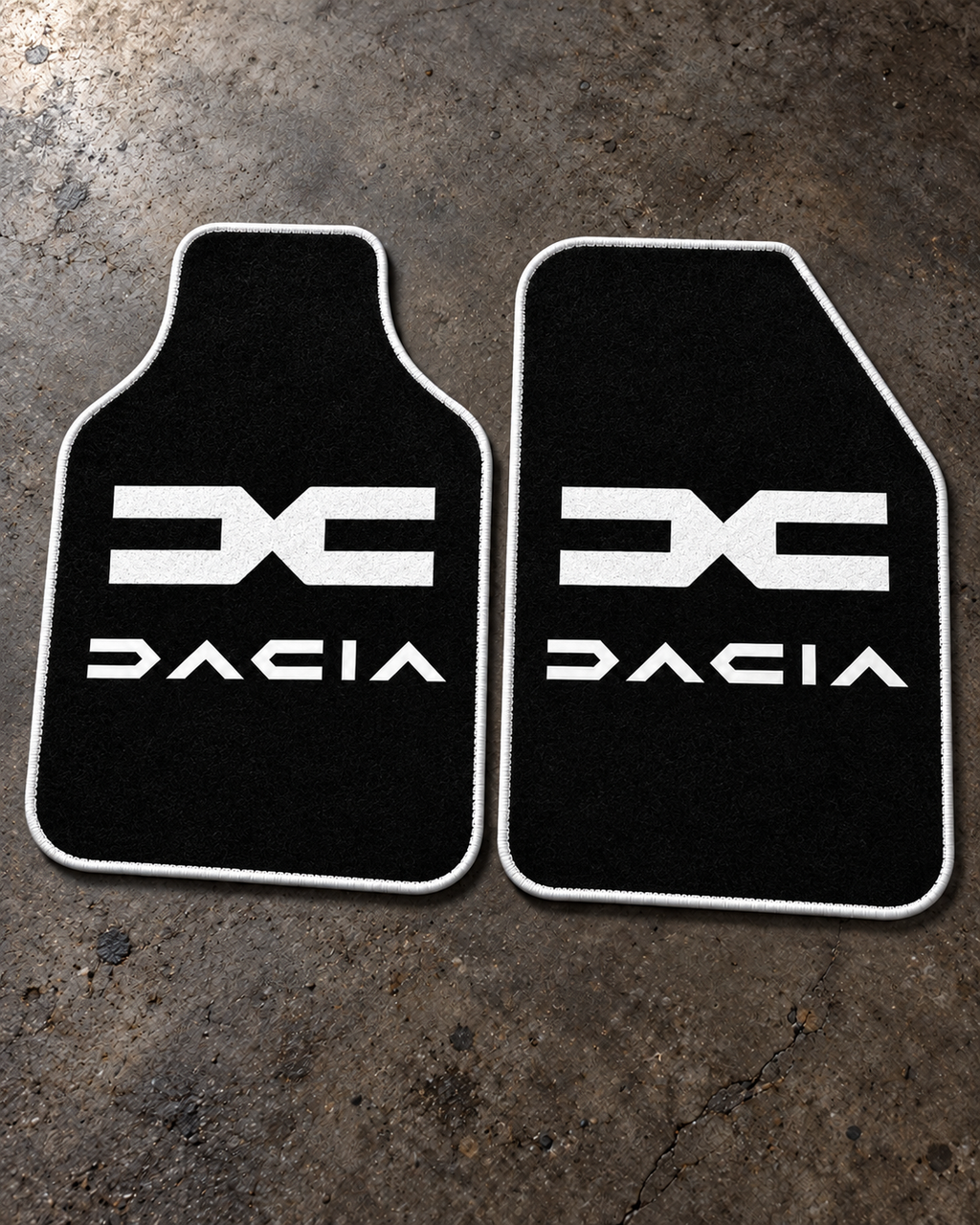 Dacia Gece Amblemi — beton zeminde ön paspaslar — son kalıp, beyaz overlok
