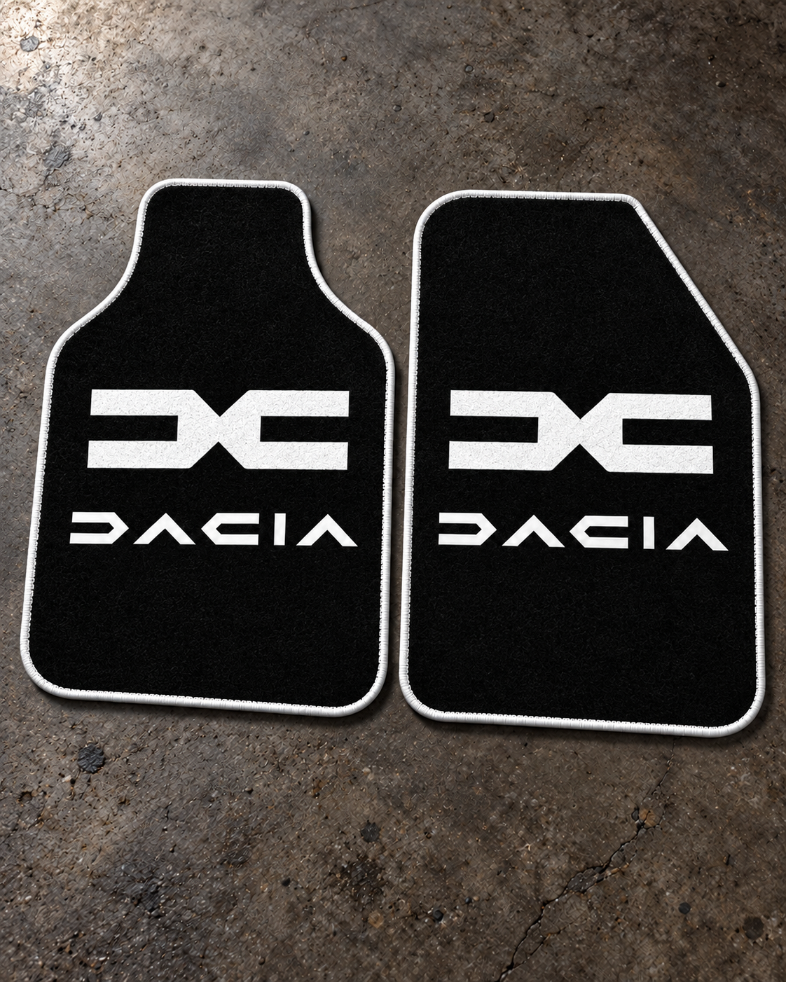 Dacia Gece Amblemi — beton zeminde ön paspaslar — son kalıp, beyaz overlok
