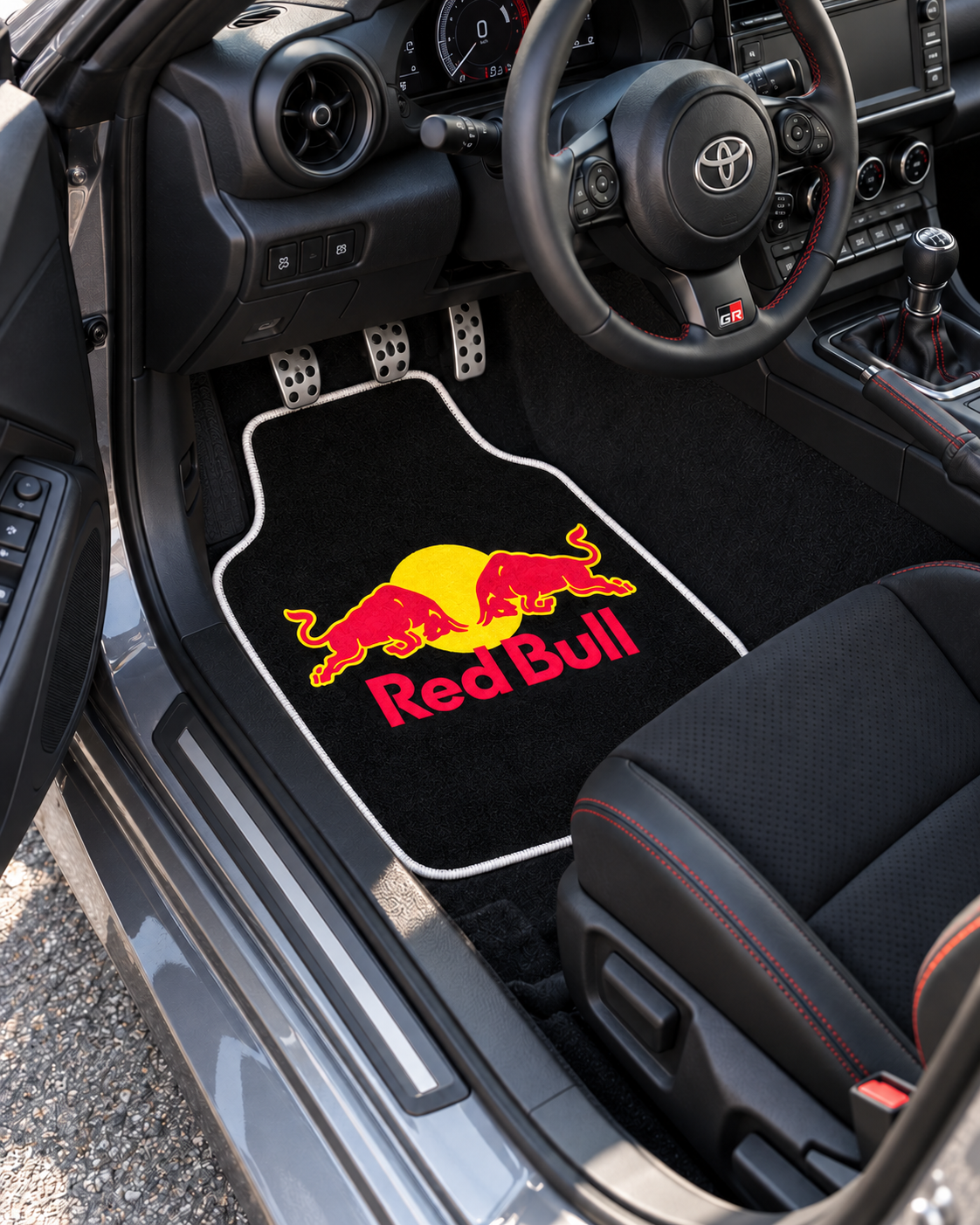 Red Bull Gece Boğa — sol sürücü kapısından araç içi — son kalıp, beyaz overlok