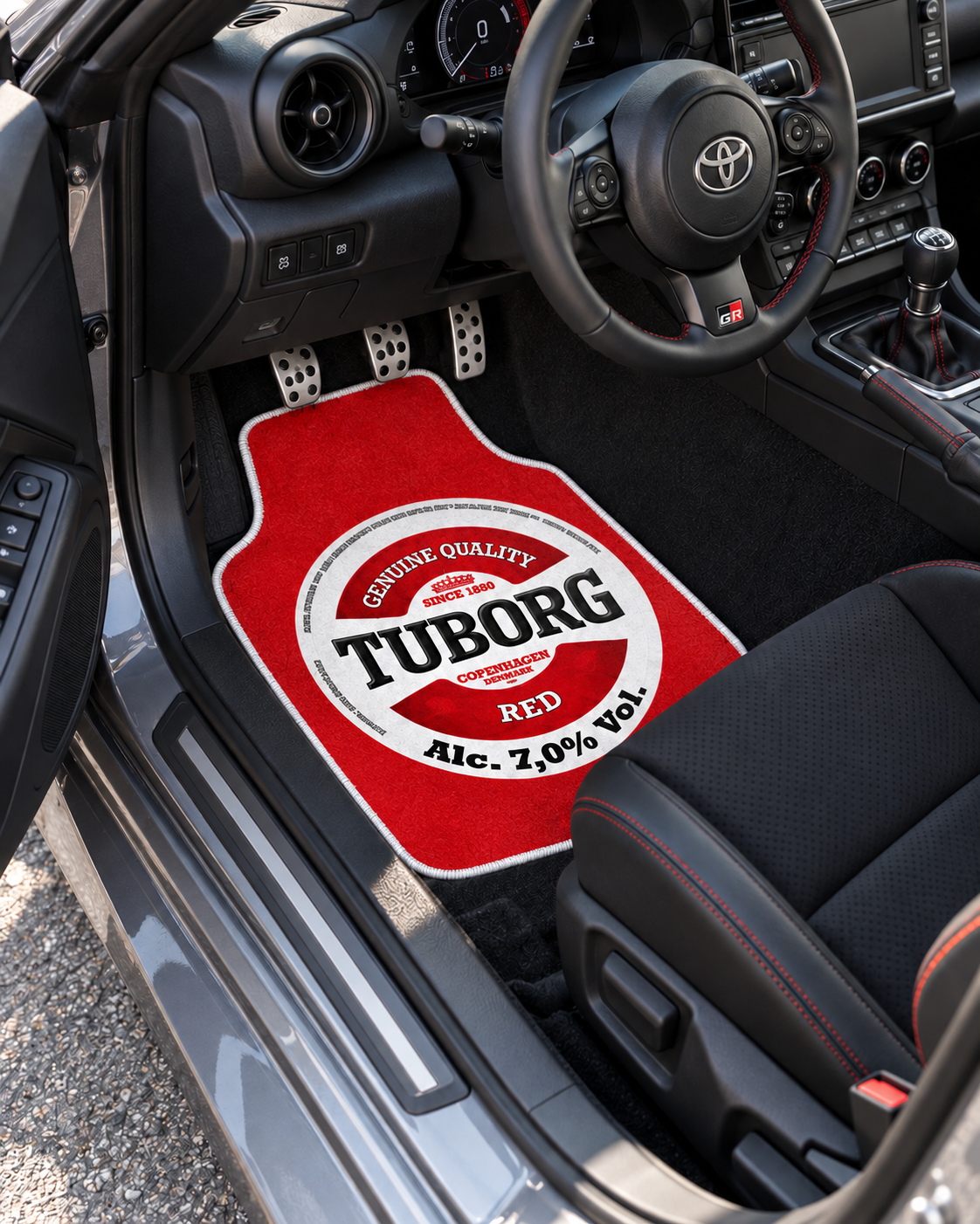 Tuborg Kırmızı — sol sürücü kapısından araç içi — son kalıp, beyaz overlok