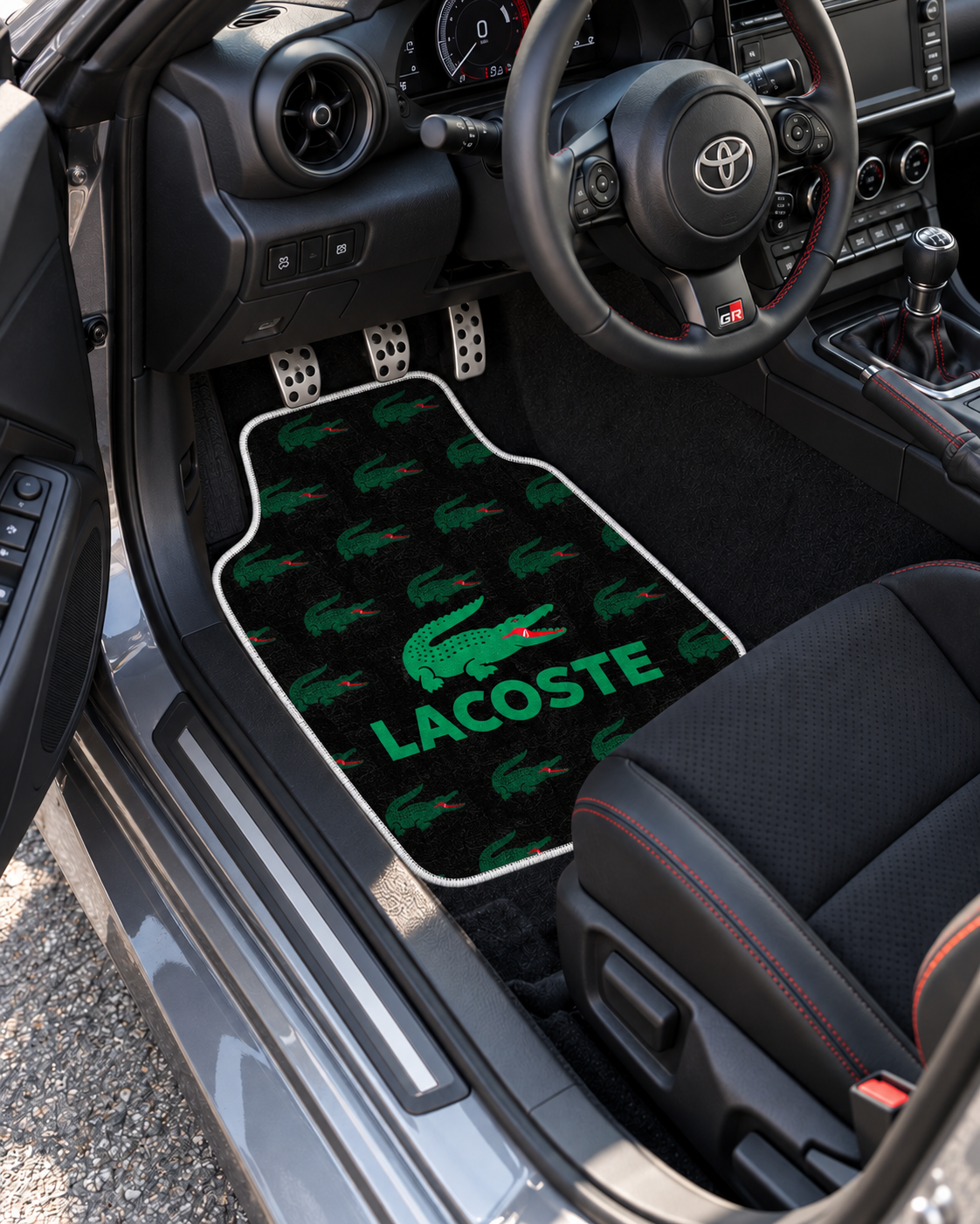 Lacoste Siyah Monogram — sol sürücü kapısından araç içi — son kalıp, beyaz overlok