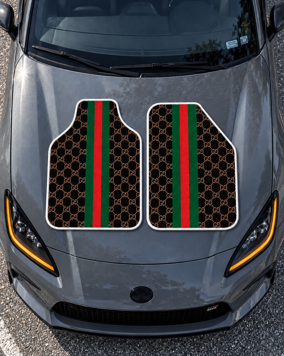 Gucci Karbon Monogram — tepeden gri GR86 kaputu — son kalıp, beyaz overlok