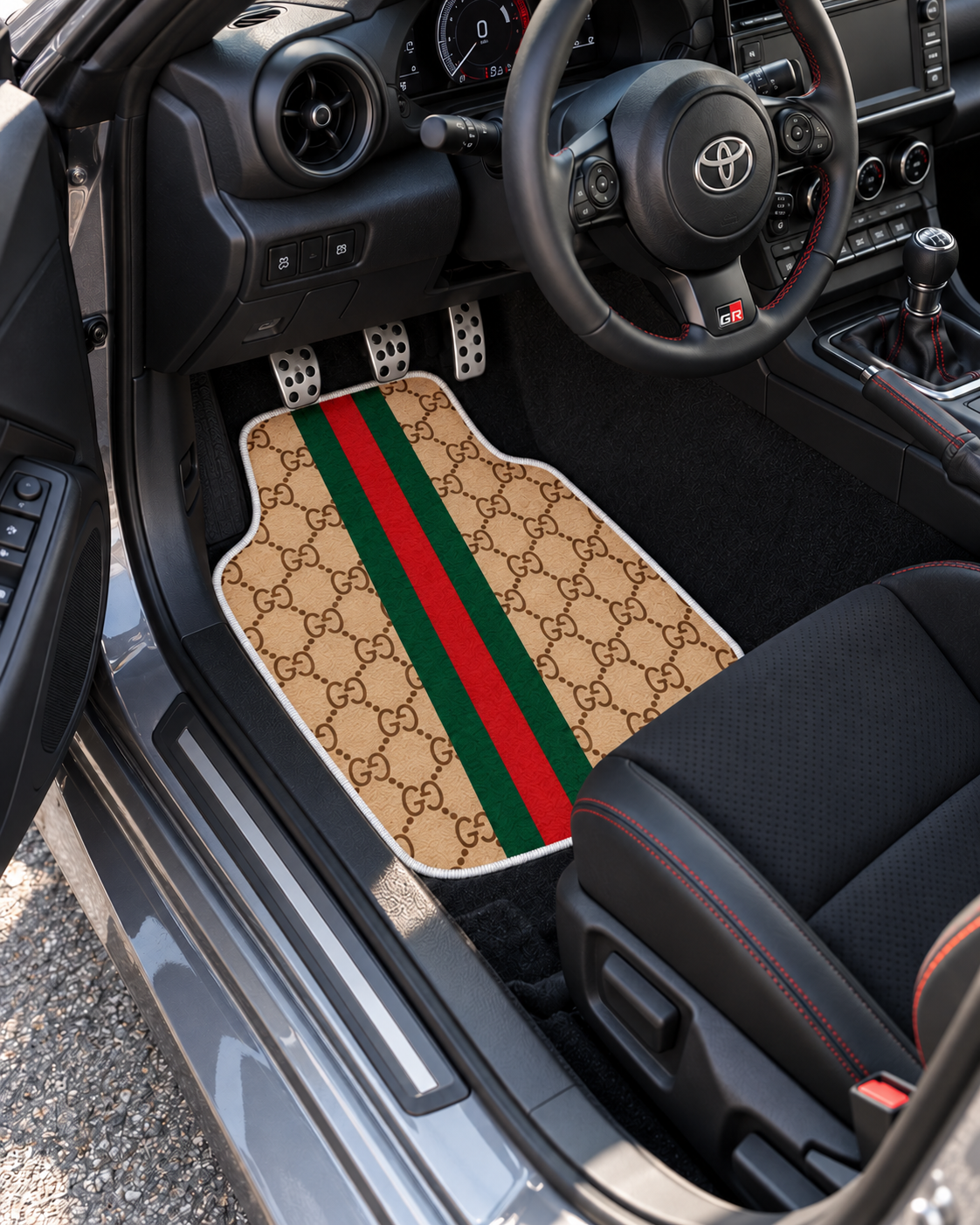 Gucci Bej Monogram — sol sürücü kapısından araç içi — son kalıp, beyaz overlok