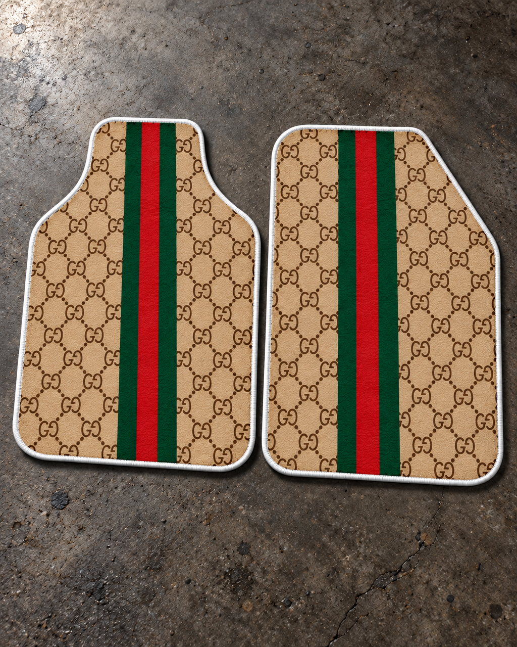 Gucci Bej Monogram — beton zeminde ön paspaslar — son kalıp
