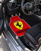 Ferrari Kırmızı Amblem — sol sürücü kapısından araç içi — son kalıp, beyaz overlok