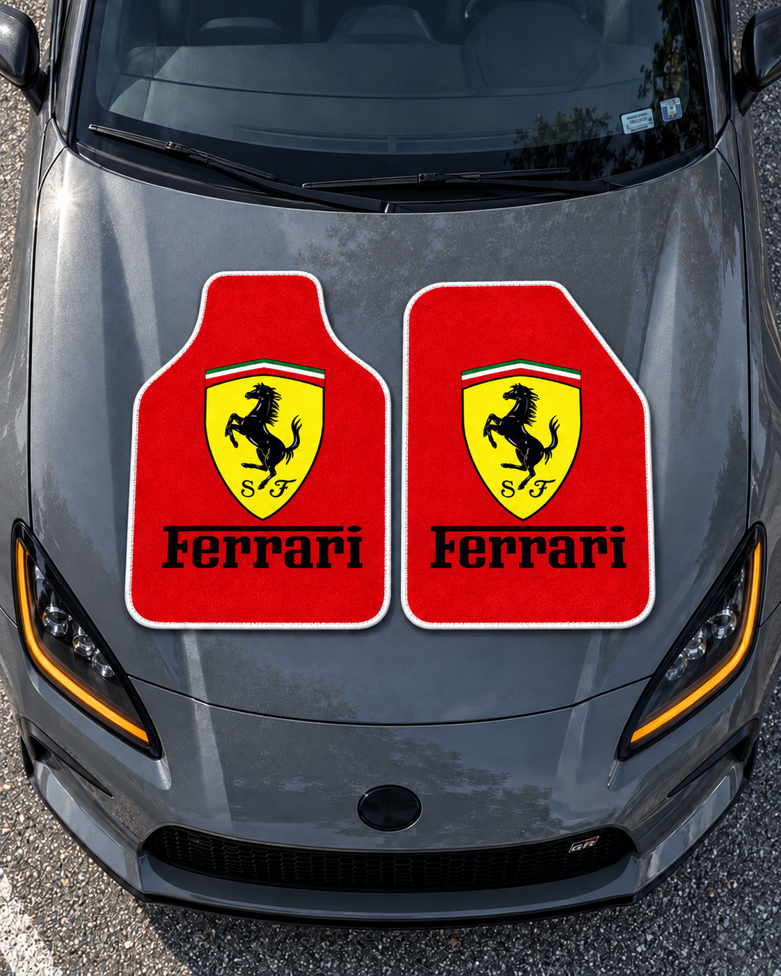 Ferrari Kırmızı Amblem — tepeden gri GR86 kaputu — son kalıp, beyaz overlok