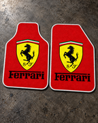 Ferrari Kırmızı Amblem — beton zeminde ön paspaslar — son kalıp, beyaz overlok